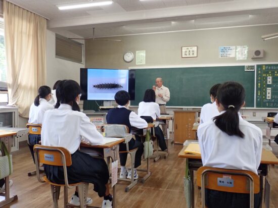 小学校で講演する松田代表